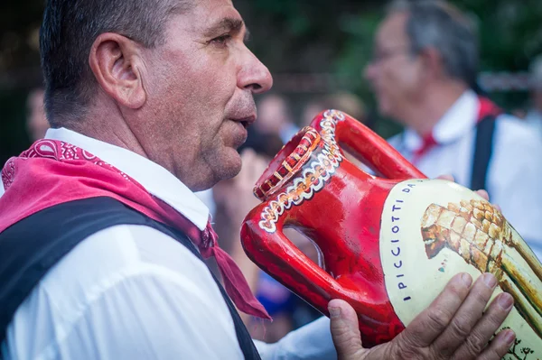 Homme folklorique sicilien au Festival des noisettes à Polizzi Gener — Photo