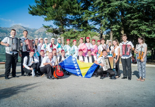 Bosenská lidová skupina Erzegovina na "festivalu lískových ořechů" m — Stock fotografie