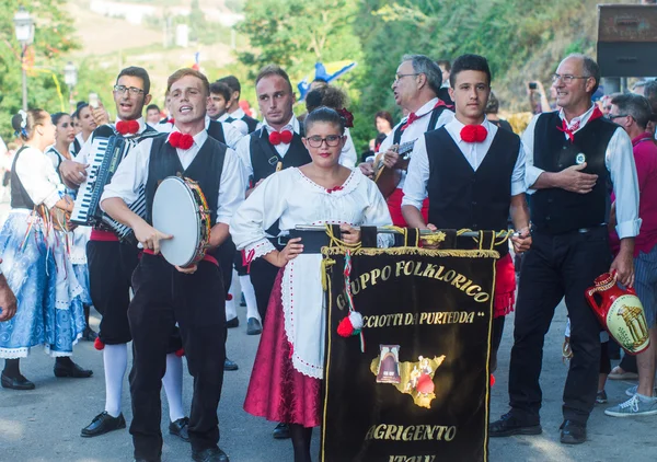 Grupo folclórico siciliano en el Festival de las avellanas en Polizzi Gen —  Fotos de Stock
