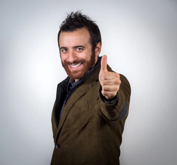 Feliz sorrindo homem mostrando polegar para cima sinal — Fotografia de Stock