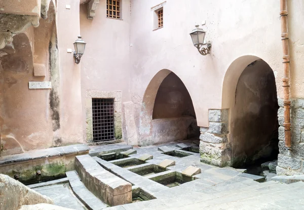 Picturesque cluster of 16th-century wash basins in Cefalu, Sicil — Stock Photo, Image