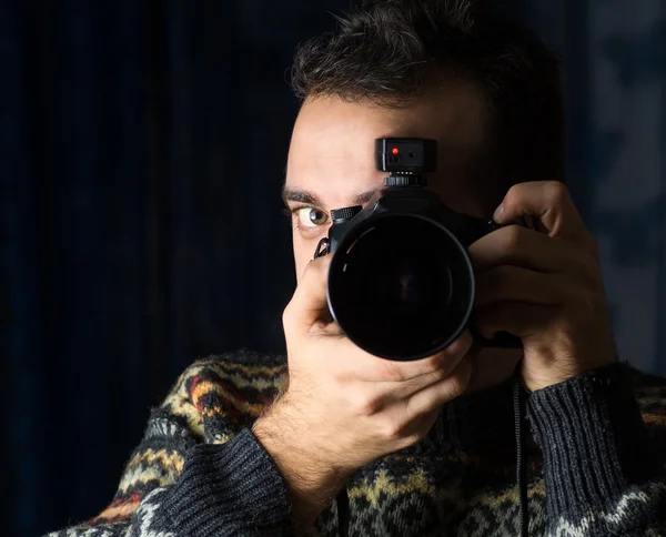 El fotógrafo está usando su cámara profesional para tomar una selfie —  Fotos de Stock