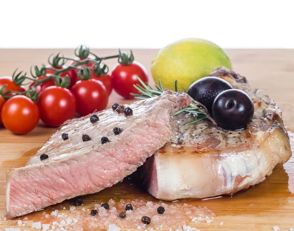 Grillezett fiorentina steak, fűszerek és zöldségek — Stock Fotó