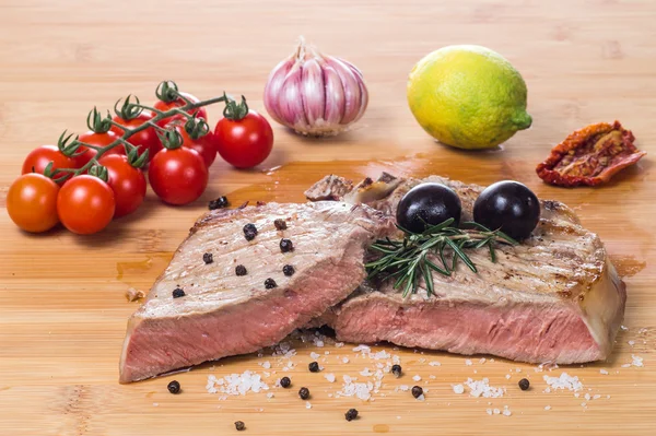 Gegrilde fiorentina biefstuk met kruiden en groenten — Stockfoto