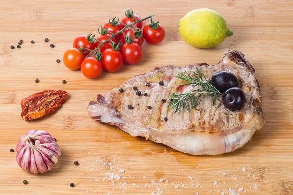 Fiorentina grilovaný steak s kořením a zeleninou Stock Snímky