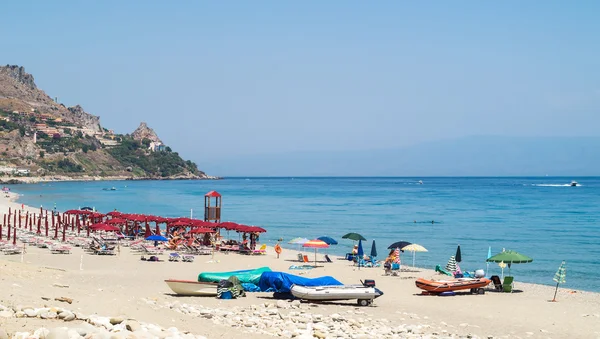 Strand van Letojanni, in de buurt van taormina, Sicilië — Stockfoto