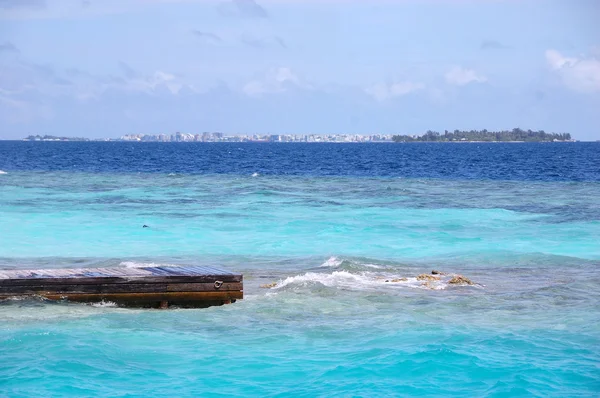 Ξυλεία προβλήτα στο ωκεανό θέα αρσενικό νησί Μαλδίβες — Φωτογραφία Αρχείου
