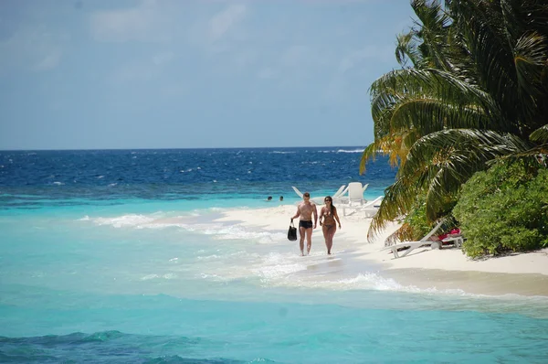 Ζεύγος που περπατά στην παραλία με λευκή άμμο Μαλδίβες — Φωτογραφία Αρχείου