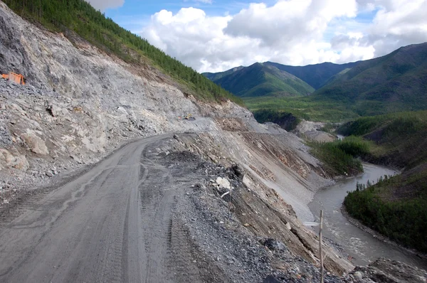 Camino de grava Kolyma a la autopista Magadan en Yakutia —  Fotos de Stock