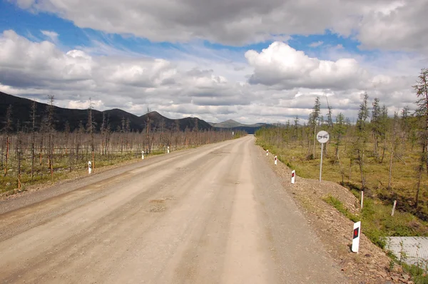 Camino de grava Kolyma a la autopista Magadan en Yakutia — Foto de Stock