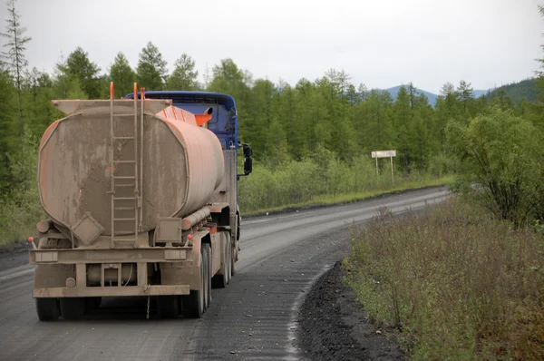 Brandstof vrachtwagen bij grind weg Kolyma highway bij Yakutia — Stockfoto