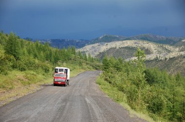 Dağ çakıl karayolu Kolyma otoyol Rus outback, kamyonette