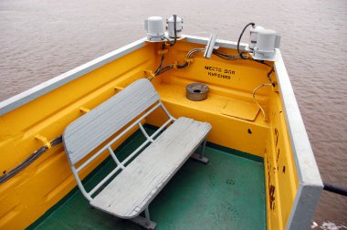 Beyaz ahşap tezgah alan nehir gemisinde