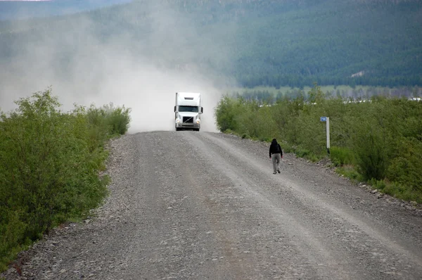 Man en vrachtwagen bij grind weg Kolyma naar Magadan snelweg Yakutia — Stockfoto