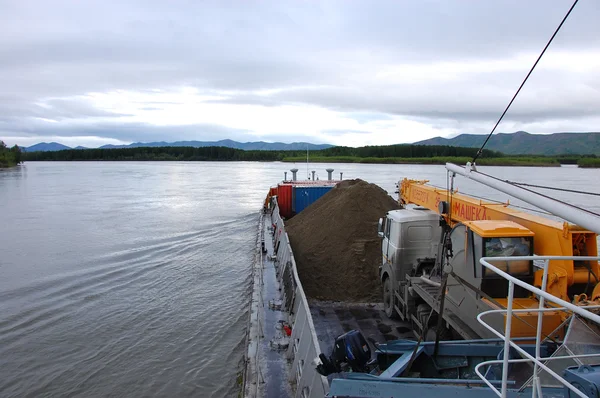Buque de carga en el interior del río Kolyma Rusia — Foto de Stock