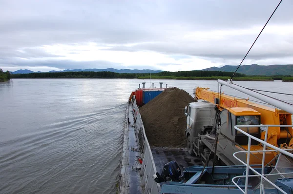 Carga navio no rio Kolyma Rússia outback — Fotografia de Stock