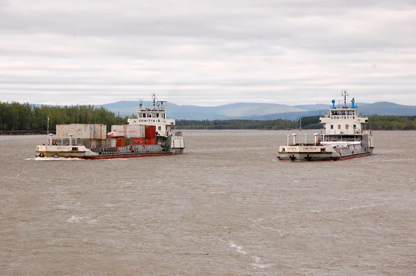 Buques de carga en el interior del río Kolyma Rusia — Foto de Stock