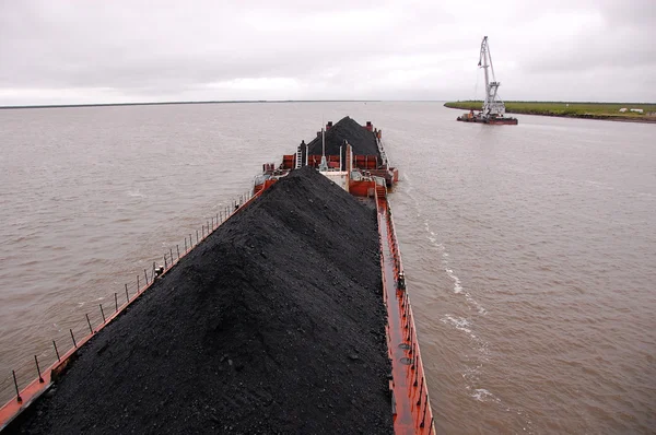 Buque de carga con carbón en el interior del río Kolyma Rusia —  Fotos de Stock