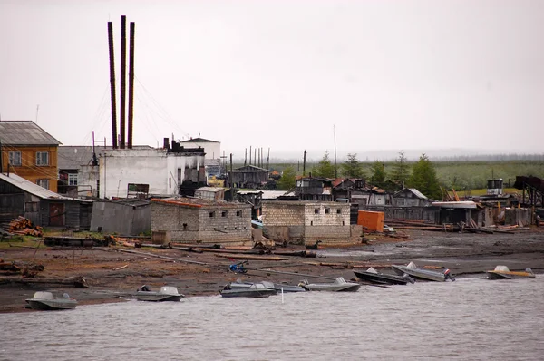 Dorp aan de rivier de Kolyma rivier kust outback Rusland — Stockfoto