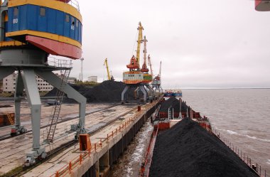 Kolyma nehir Limanı, kömür ile gemi