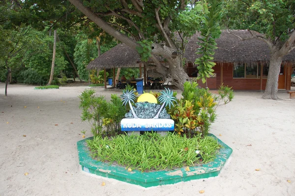 Isla nombre placa en playa de arena Maldivas — Foto de Stock