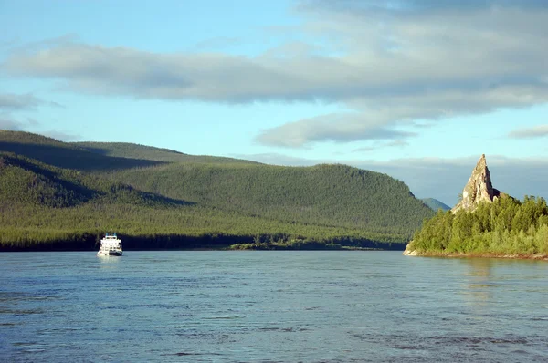 Vrachtschip en rock op Kolyma rivier Rusland — Stockfoto