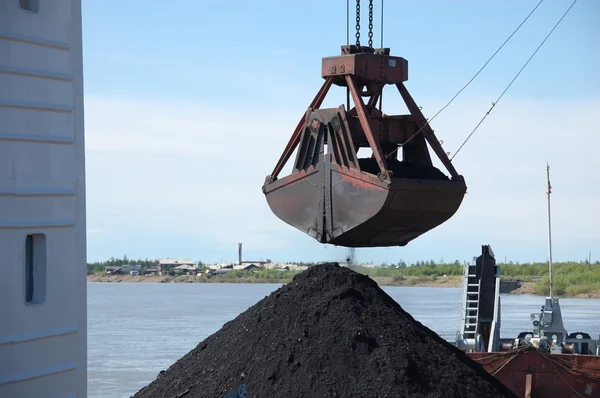 Захоплення крана вугіллям — стокове фото
