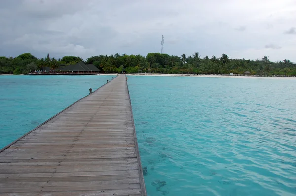 Molo di legname all'isola delle Maldive — Foto Stock