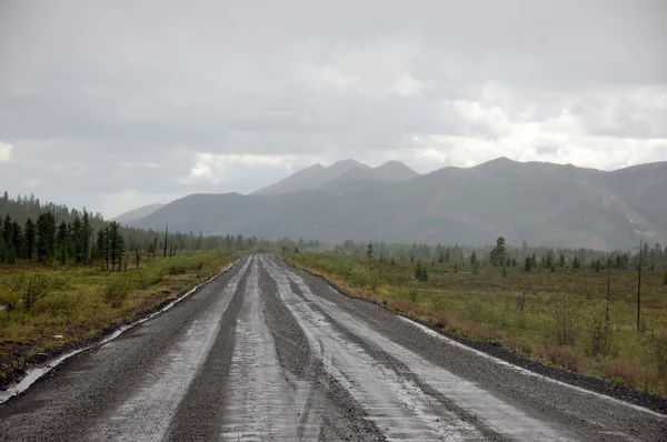 Гравийная дорога Колымское шоссе — стоковое фото