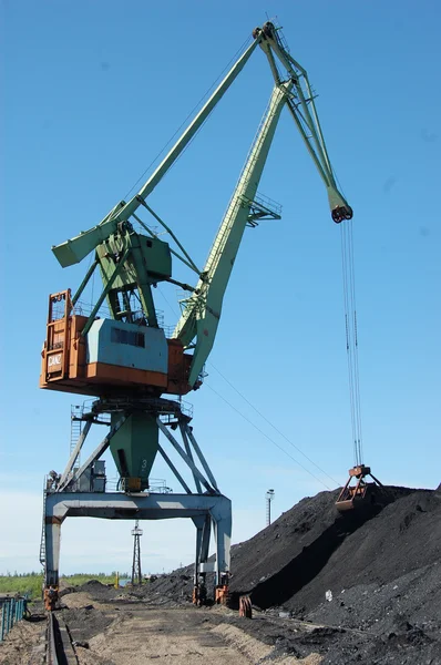 Grúa de carga del puerto fluvial que carga carbón —  Fotos de Stock