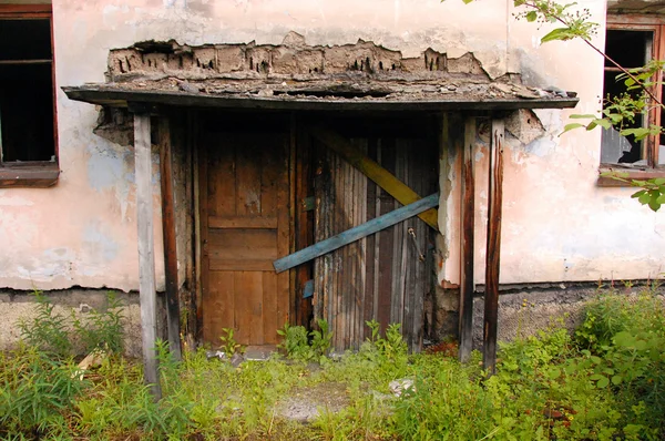 被遗弃的建筑入口 — 图库照片