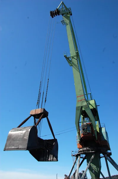 Grúa de carga del puerto fluvial que carga carbón — Foto de Stock