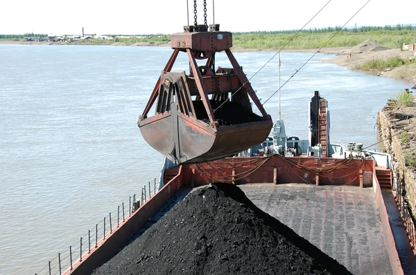 Слэклайн канатная дорога ведро с углем в речном порту — стоковое фото