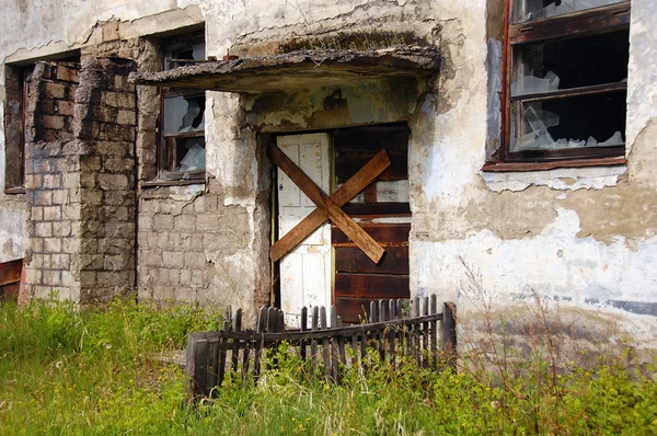 Entrada abandonada al edificio — Foto de Stock