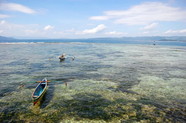 Bateaux de pêche à la baie océanique près de la côte Indonésie — Photo