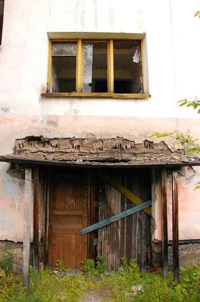 Заброшенный вход в здание — стоковое фото