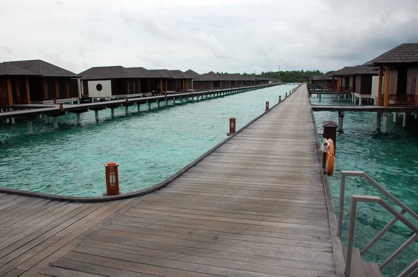 Molo e bungalow in legno alle Maldive — Foto Stock