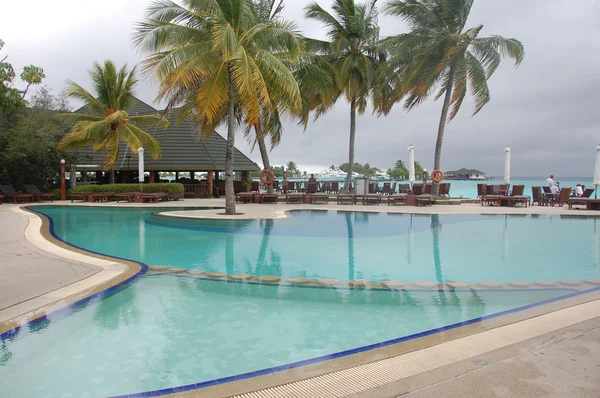 Piscina acquatica dell'hotel alle Maldive resort — Foto Stock