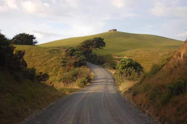 Estrada de cascalho na zona rural Nova Zelândia — Fotografia de Stock