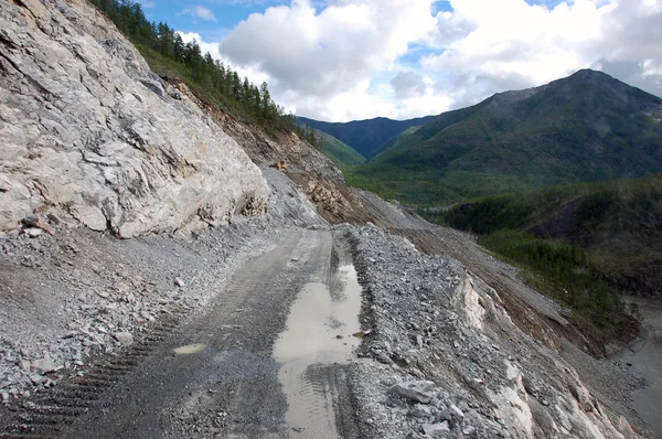 Route de gravier de montagne à Kolyma State Highway — Photo