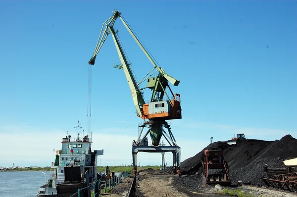 Dockside cargo crane at river port Kolyma — Stock Photo, Image