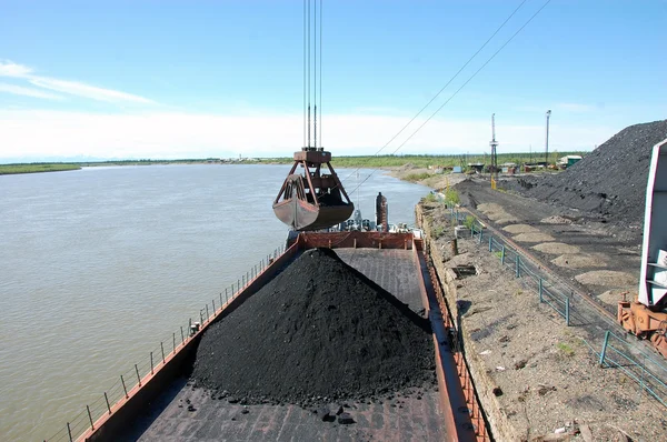 Grúa de carga junto al muelle en el puerto fluvial Kolyma —  Fotos de Stock