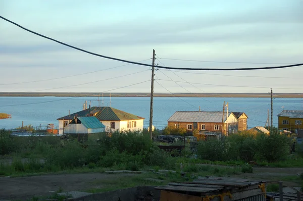 Case della città di Chersky sulla costa del fiume Kolyma — Foto Stock