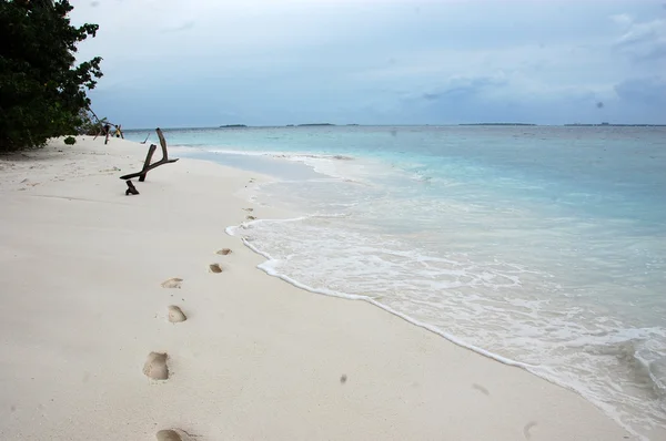 Footsteps at white sand beach Maldives — Stock Photo, Image