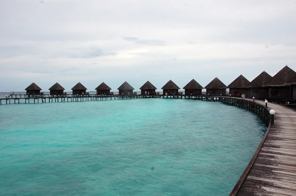 Drewniane molo i domek w Malediwy Paradise Island Resort — Zdjęcie stockowe