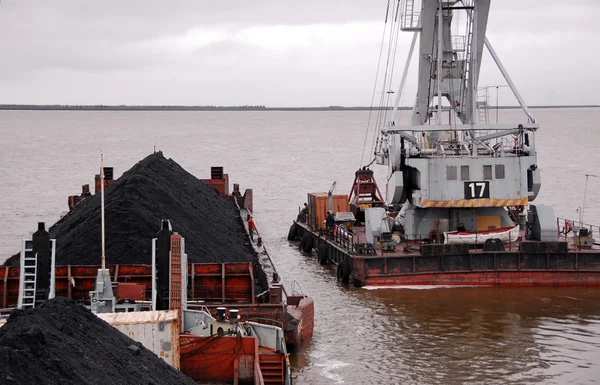 Ponton vinç ve mavna ile kömür Kolyma River