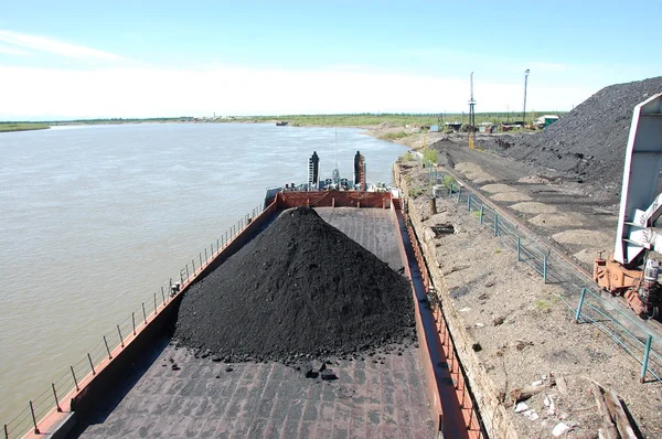 Баржа с углем в речном порту Колыма — стоковое фото