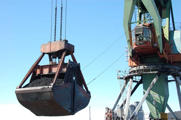 Грузовой кран на причале загружает уголь в речной порт Колыма — стоковое фото