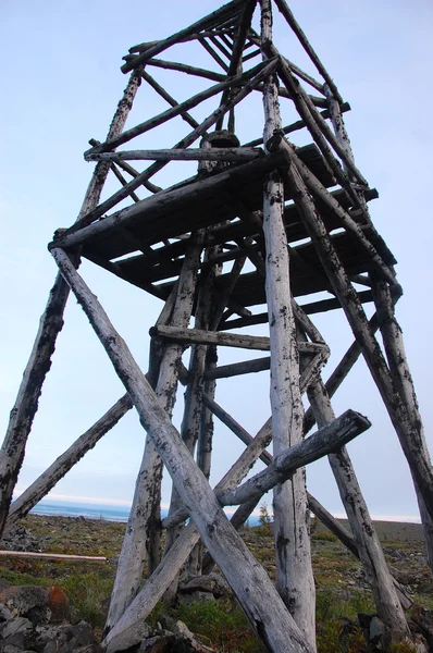 Torre de triangulação de madeira em tundra Rússia — Fotografia de Stock