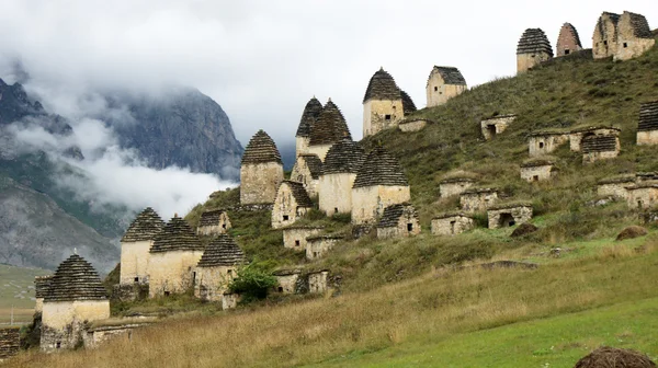 Criptas en la colina aseado pueblo de Dargavs Osetia del Norte — Foto de Stock